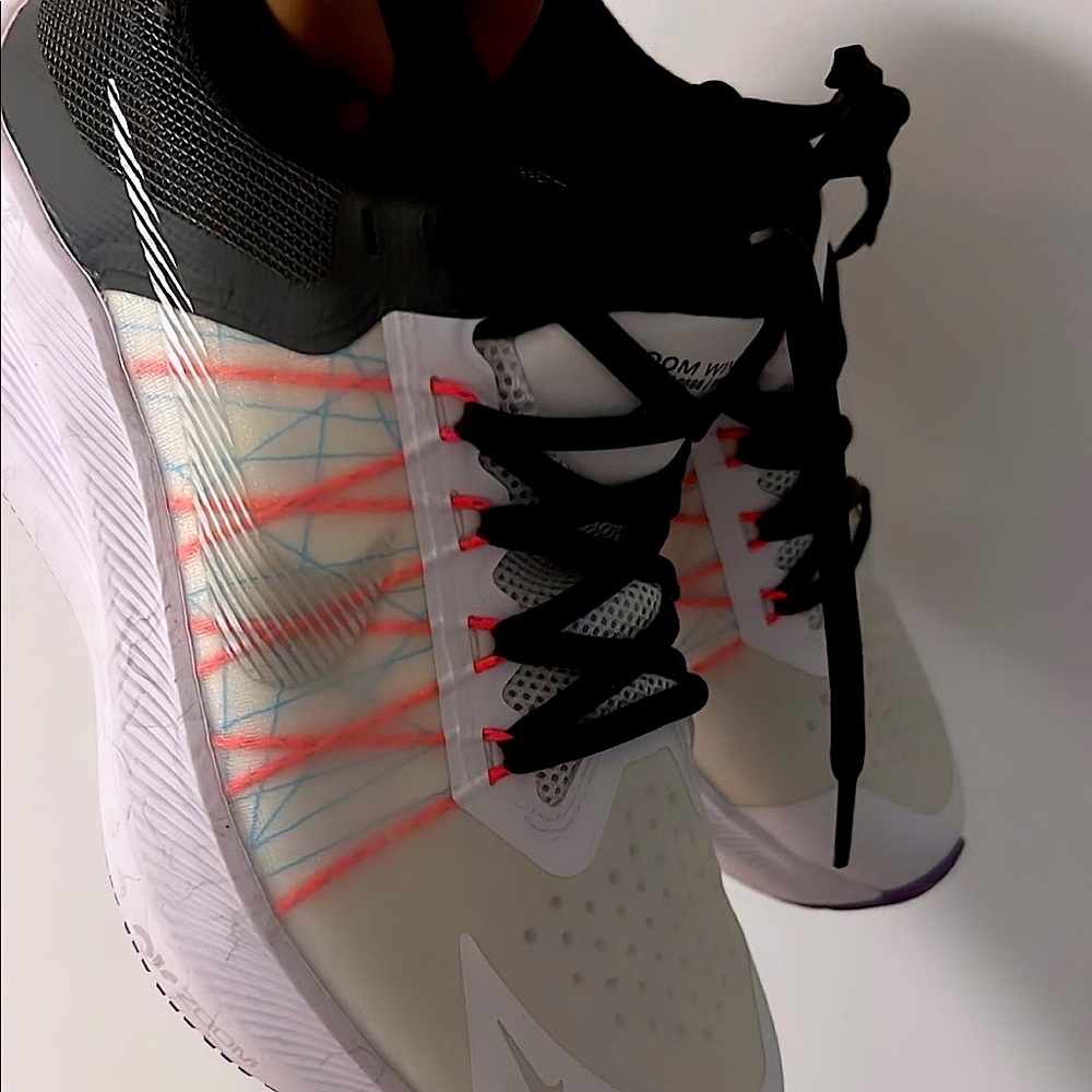 Nike shoes, never worn. So clean, so cute. I wish I can keep but it doesn’t fit!